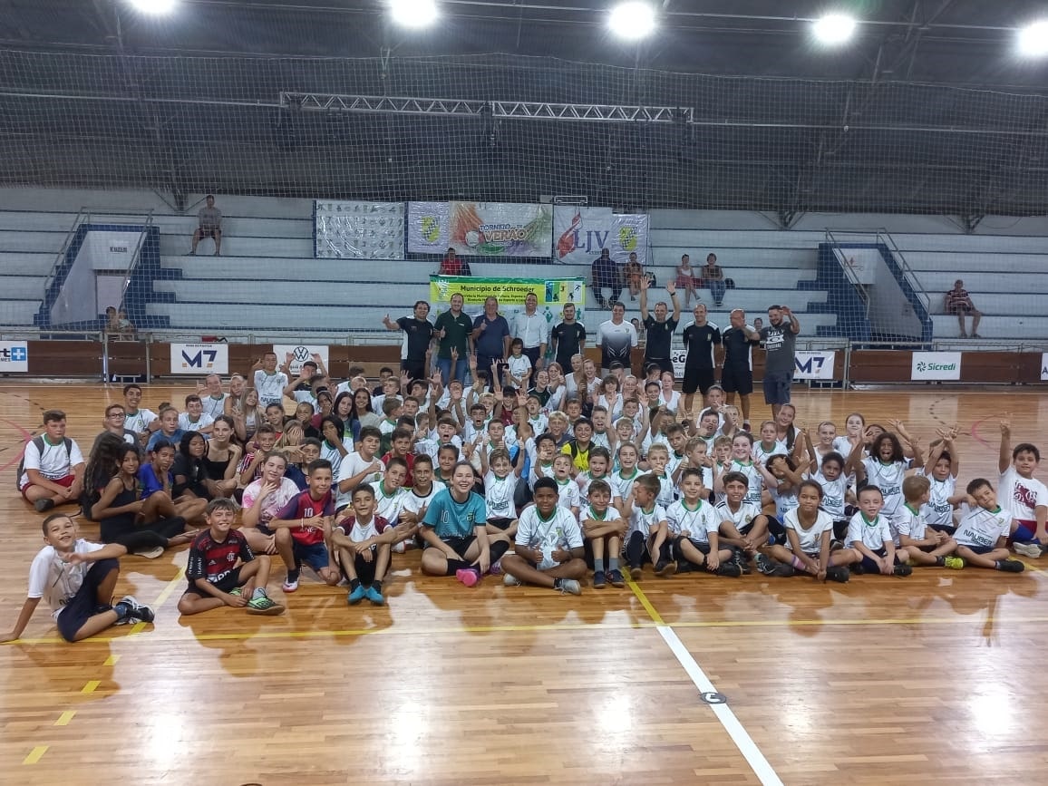 Parceria com empresa privada uniformiza modalidades das escolinhas