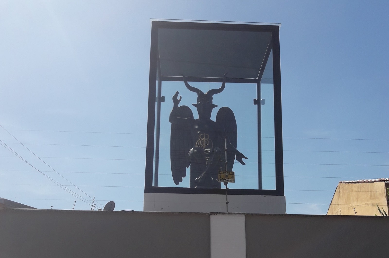 Estátua de Belzebu em residência chama atenção e viraliza nas redes sociais: ‘Vizinho chegou causando’