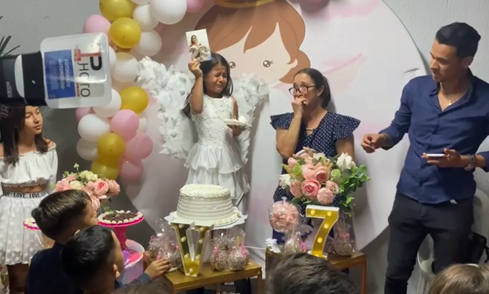 Menina de 7 anos faz homenagem à mãe, falecida, em aniversário e viraliza: “Pegou todos de surpresa”