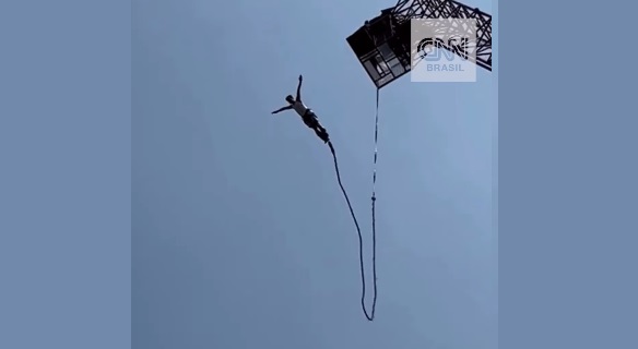 Vídeo – Corda arrebenta após turista pular de bungee jump