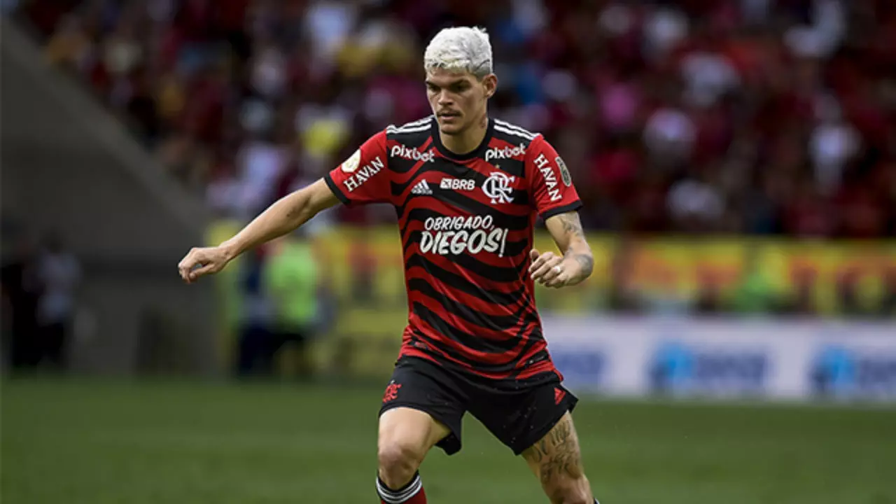 Flamengo vence Fluminense no primeiro jogo da final do Carioca com show de Ayrton Lucas