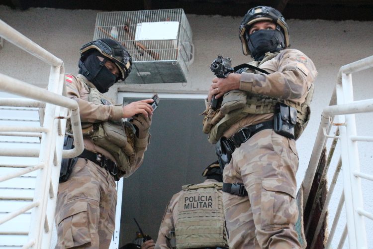 Mais de 100 policiais realizam operação em condomínios de Guaramirim