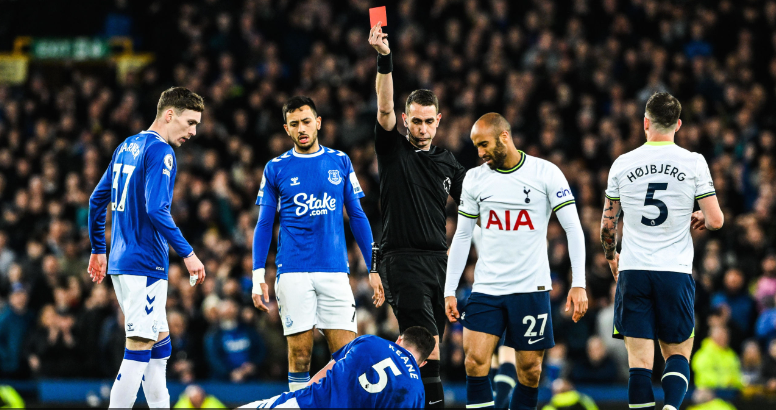 Lucas pede desculpas após expulsão que prejudicou o Tottenham