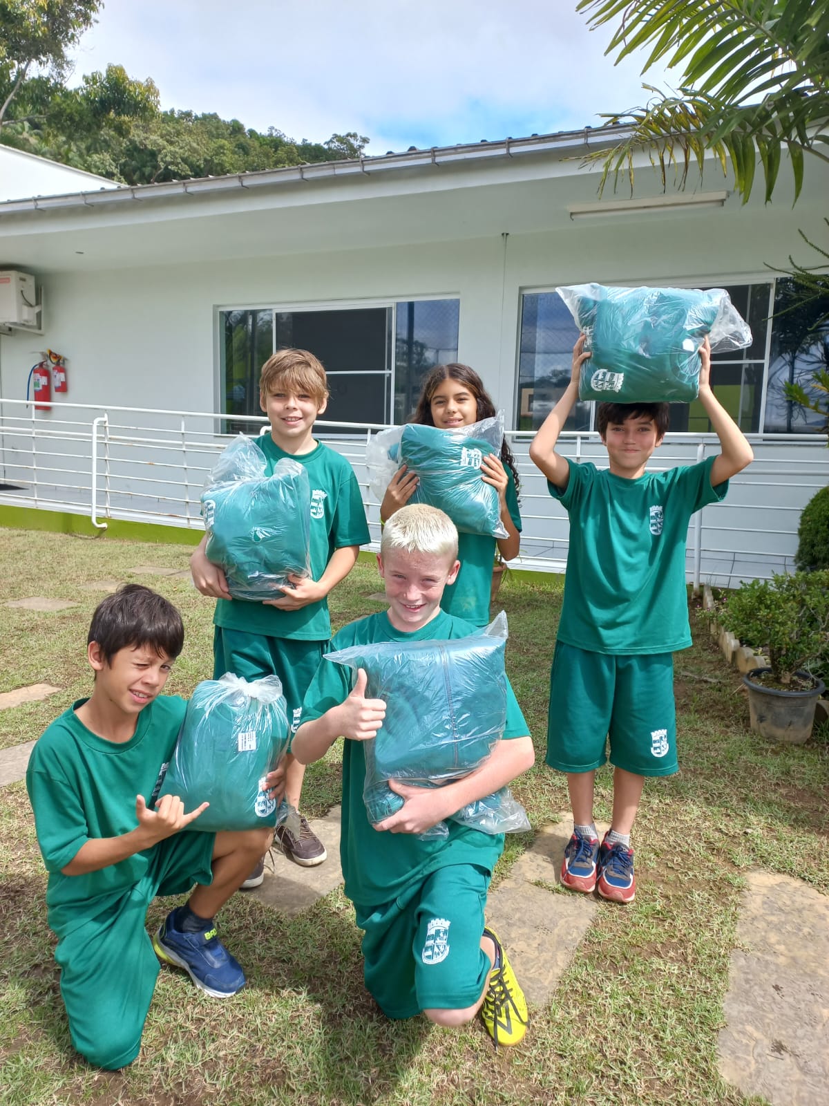 Começa a distribuição do uniforme de inverno
