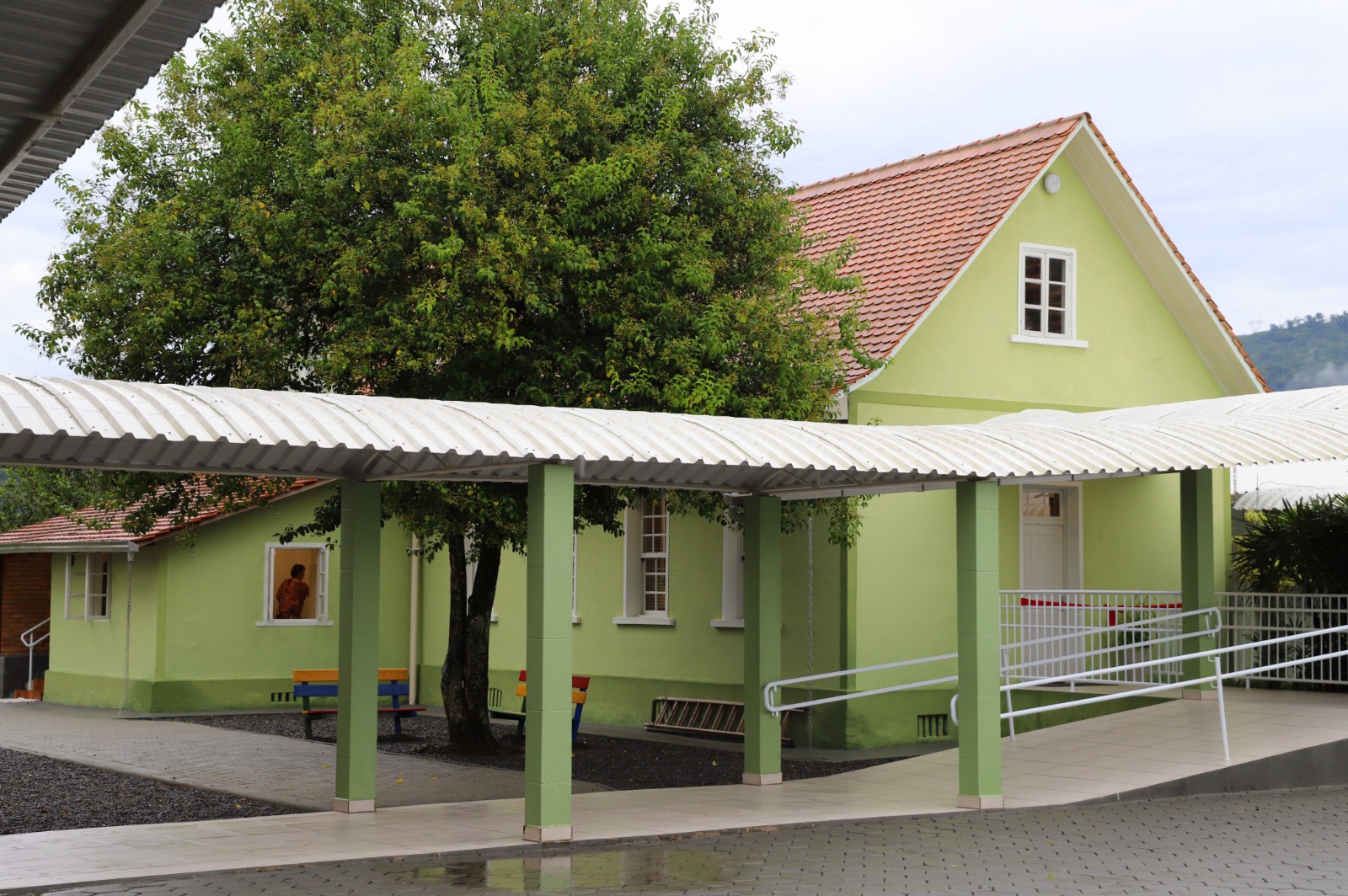 Casarão centenário da Escola Antônio Ayroso é entregue após restauro