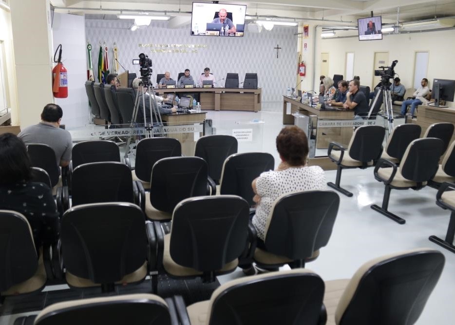 Câmara aprova aumento para os servidores e ajusta o auxílio-alimentação