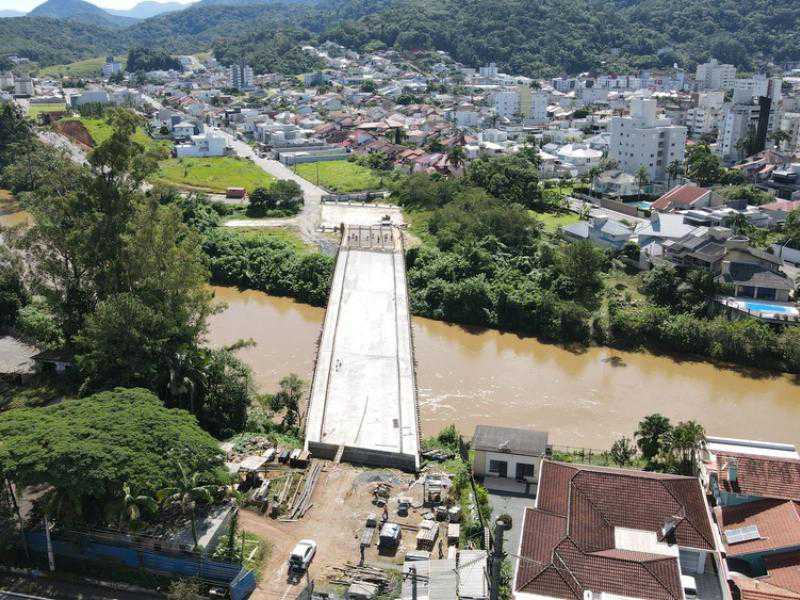 Ponte da Menegotti já está 80 por cento concluída