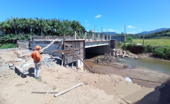Obras em pontes no Rio Cerro II seguem para a finalização