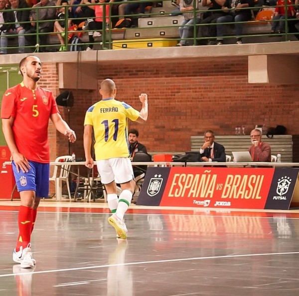 Brasil vira sobre a Espanha e mantém invencibilidade em amistosos de futsal