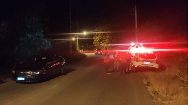 Condutor embriagado é preso após colisão frontal