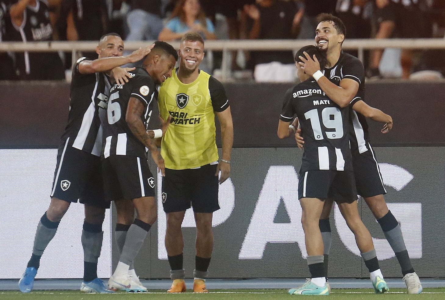 Futebol: Na liderança, Botafogo vence Corinthians por 3 a 0 e aumenta crise no rival