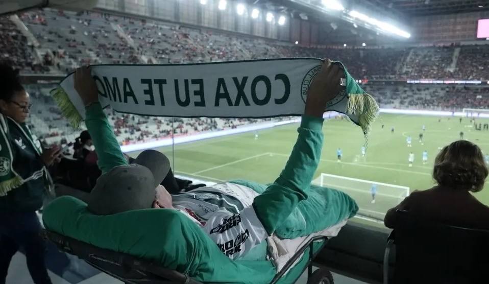 Torcedor símbolo do Coritiba relata experiência no clássico após convite do Athletico: “Foi incrível”