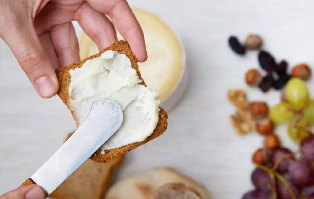 Potes de requeijão fraudados são encontrados em mercados de SC durante operação nacional