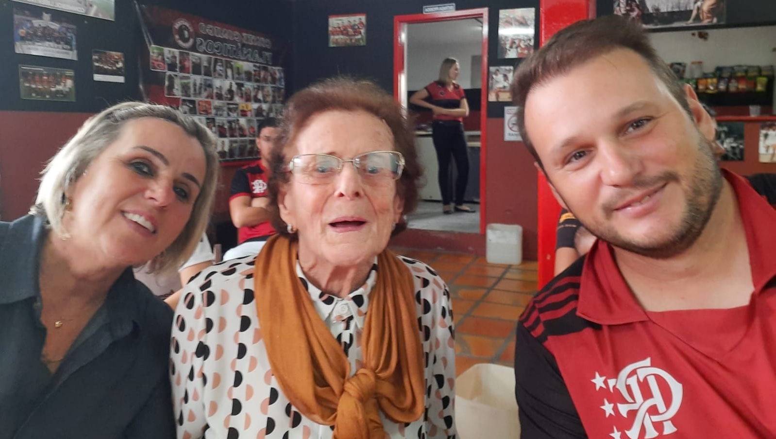 Futebol: Torcedora de 93 anos é presença ilustre na sede dos Flanáticos