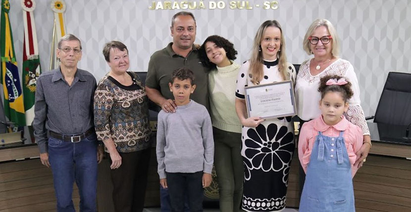 Adoção de três crianças irmãs aplaudida na Câmara