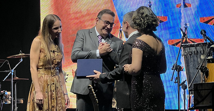 Dênis Lunelli recebe título de “Fumaça Honorário”, da Esquadrilha da Fumaça 