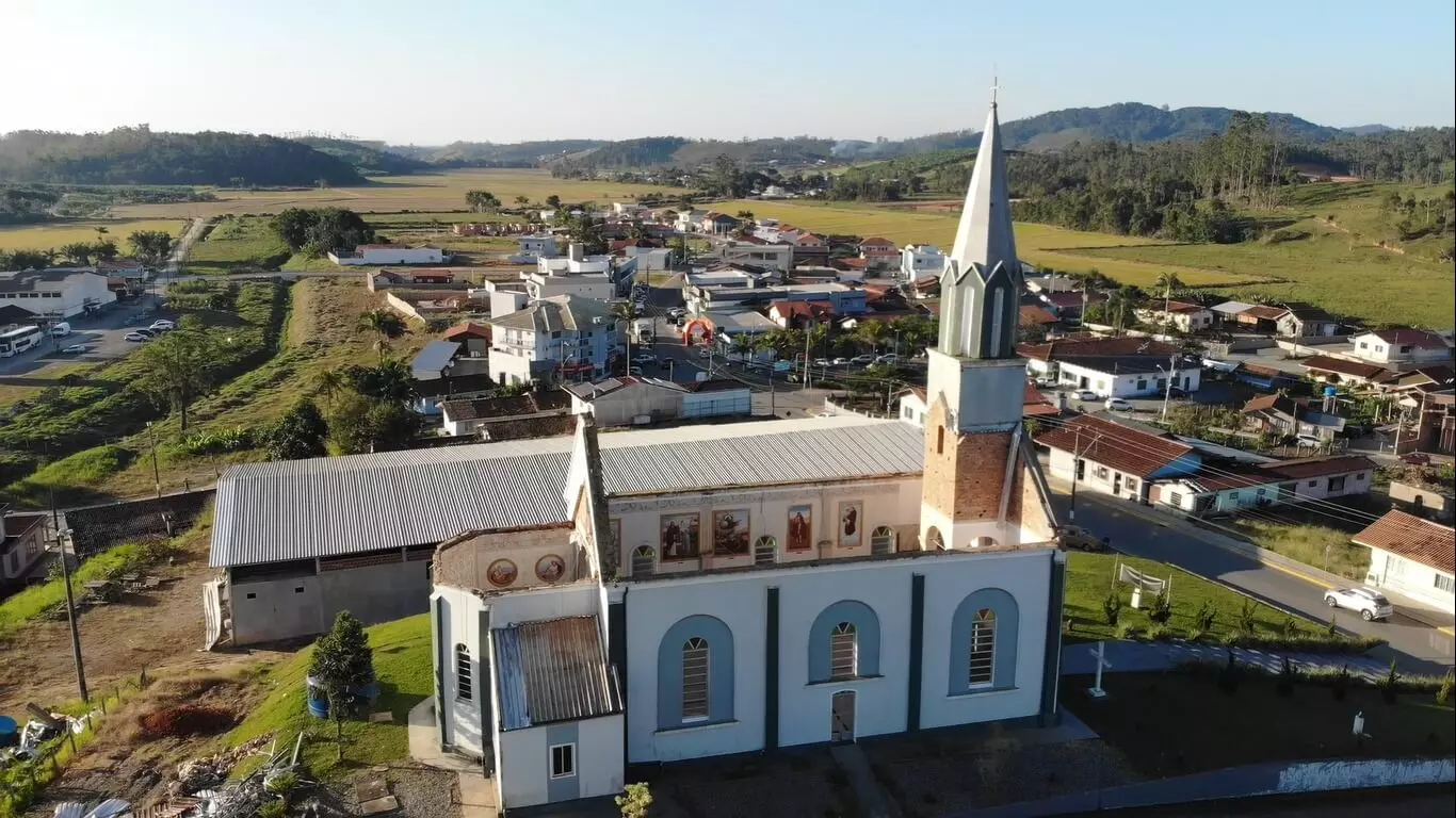 Atraso em reforma de igreja destruída por microexplosão em SC causa cancelamento de festa