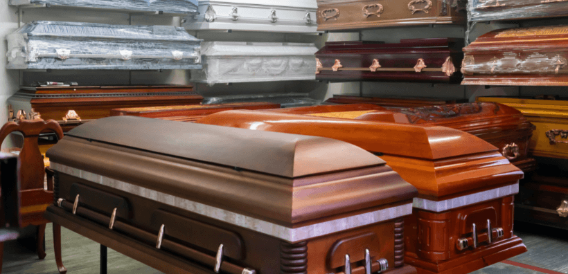 Mulher ‘morta’ encontrada viva e respirando dentro de seu caixão em seu próprio funeral