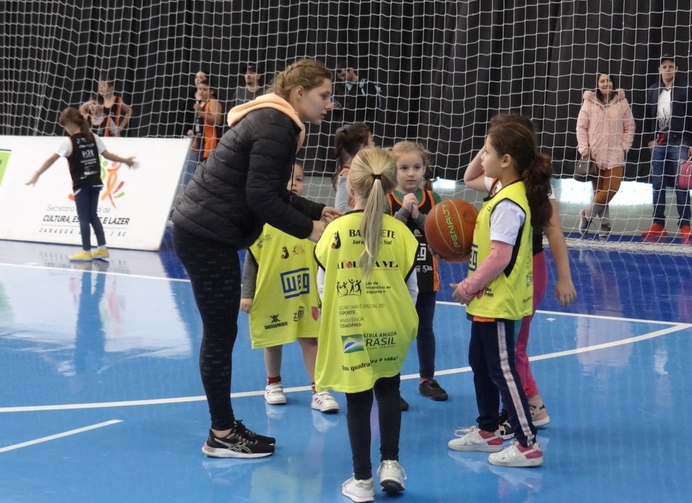 Basquete: Projeto A Bola da Vez reúne centenas de atletas na Arena Jaraguá