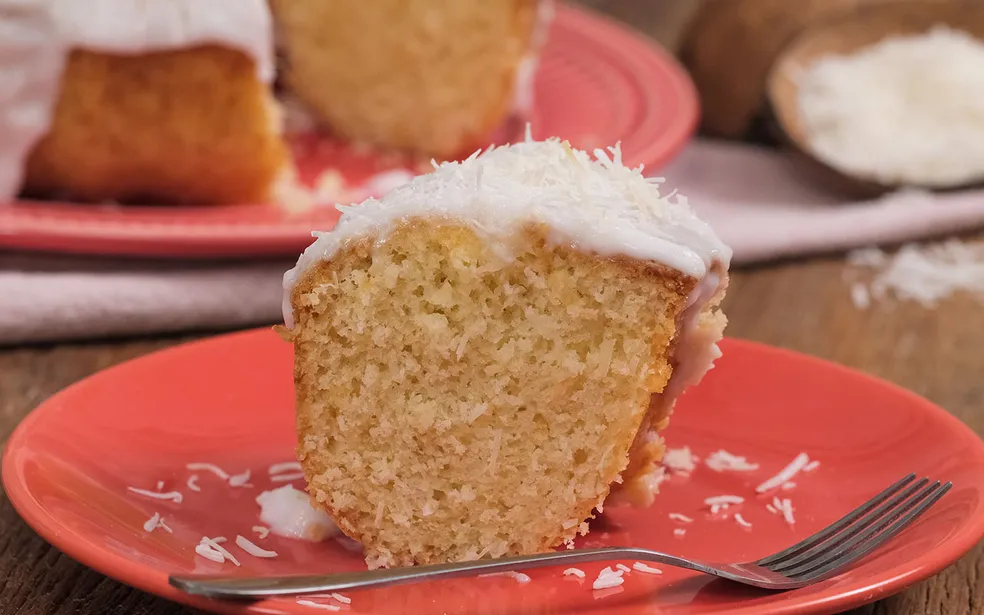Bolo de maisena com coco ralado leve fofinho e perfeito para o seu lanche ou café