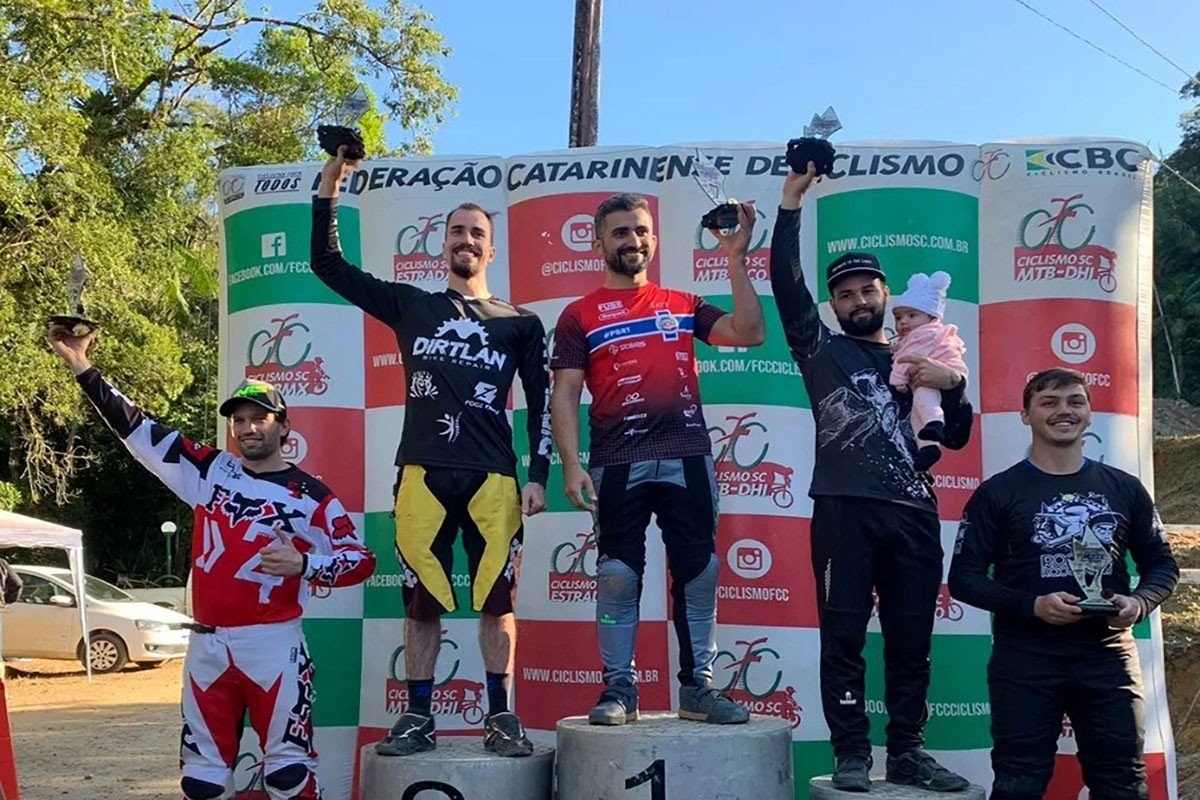 Ciclismo: Atletas jaraguaenses faturam troféus em etapa do estadual de Downhill