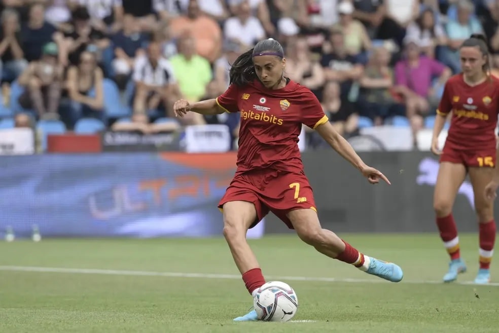 Andressa Alves na Roma. | Foto: Twitter/Roma Feminino