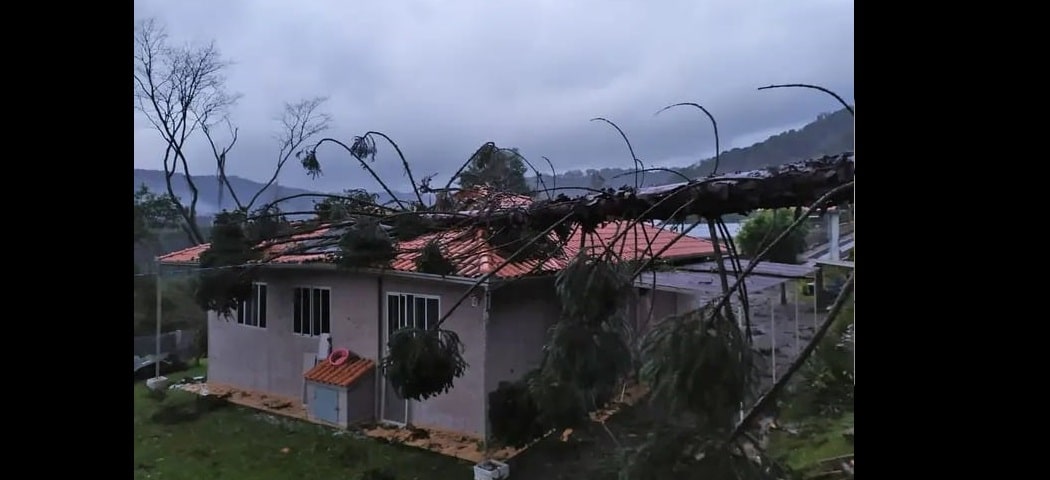 VÍDEOS – Ciclone causa prejuízo e deixa desabrigados em SC