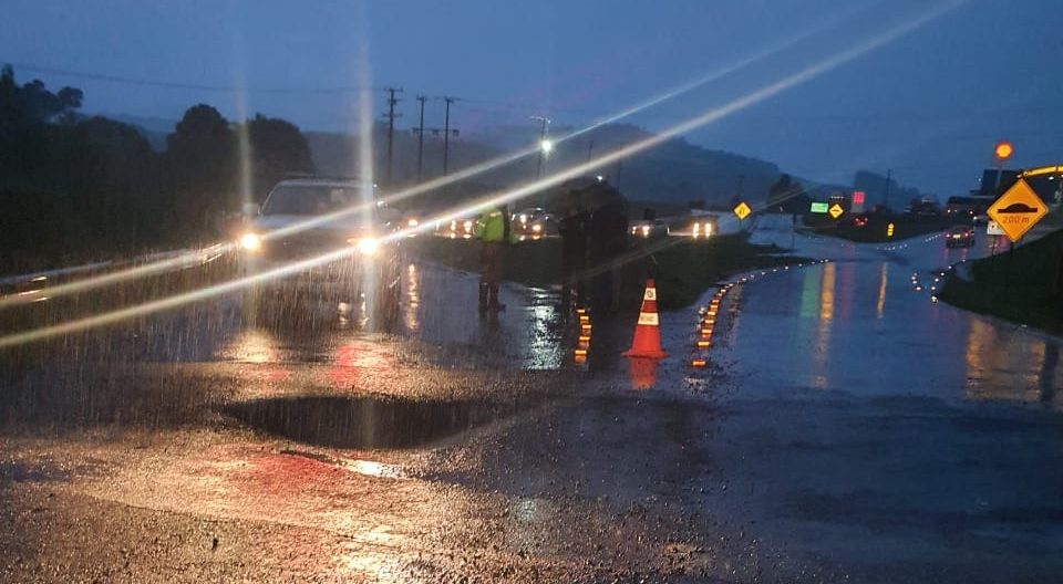 Imagens – Asfalto cede na SC-355 e PMRv bloqueia passagem de automóveis