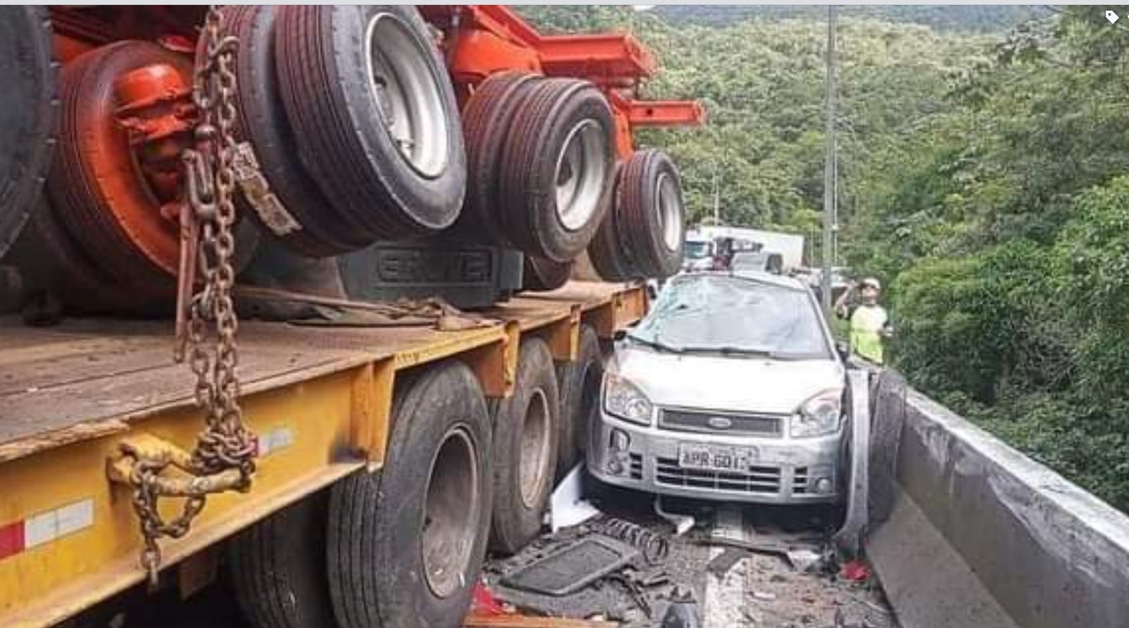 Confira VÍDEO e IMAGENS do acidente que deixou sete feridos na BR-376 entre PR e SC
