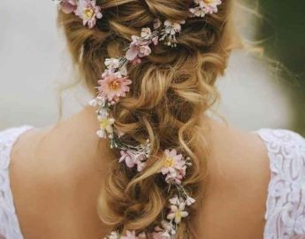 Coluna: ideias de penteados com flores para casamento de dia!