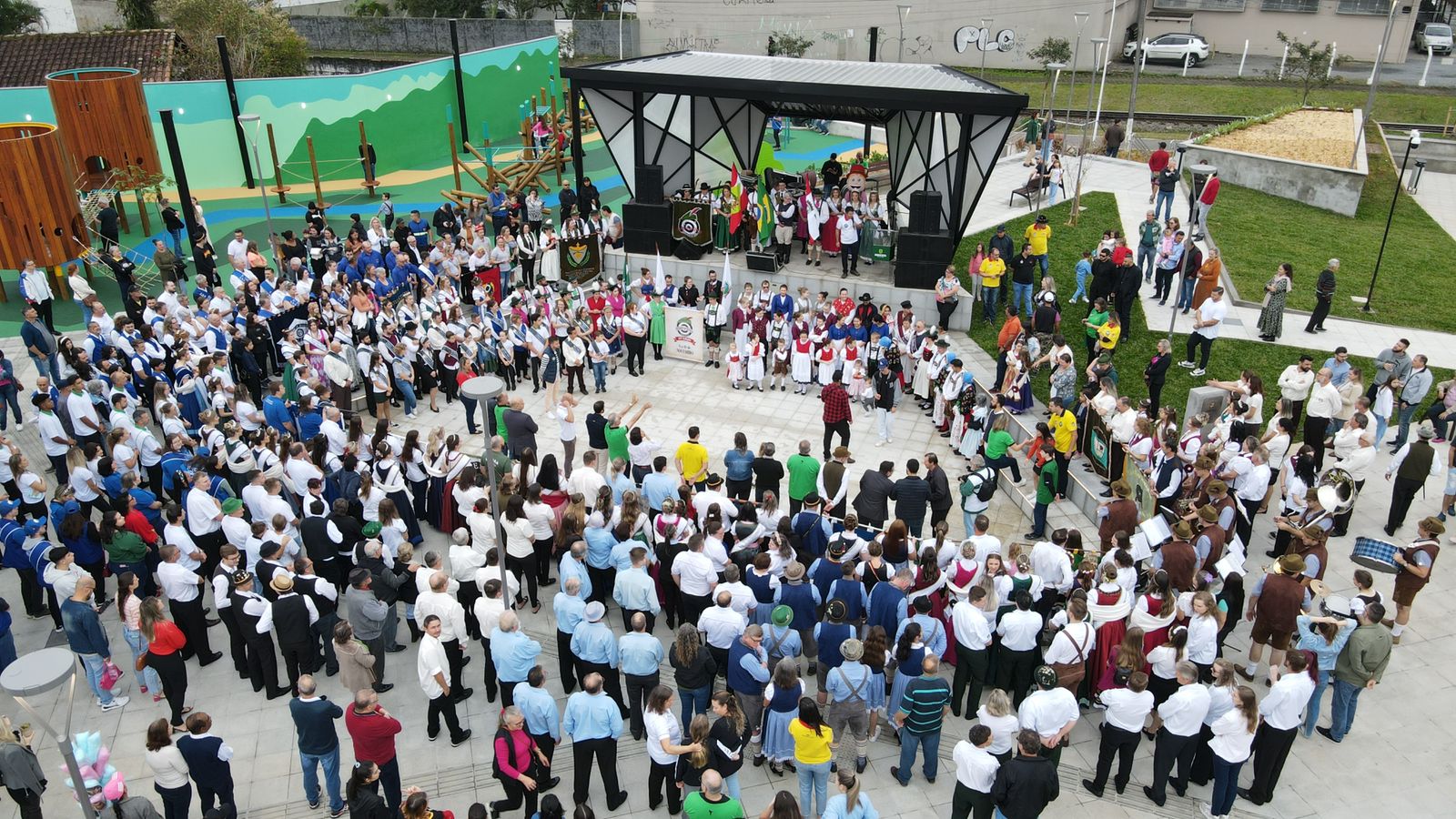 Nova Praça Ângelo Piazera é aberta ao público