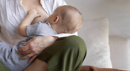Leite materno corrige alterações na microbiota intestinal de bebês