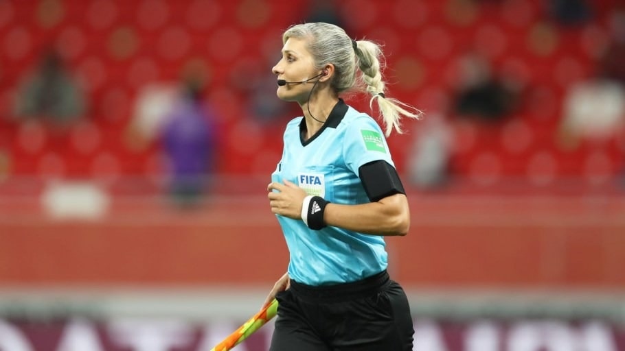 Futebol: Árbitra natural do Oeste de Santa Catarina atua em segunda partida na Copa do Mundo