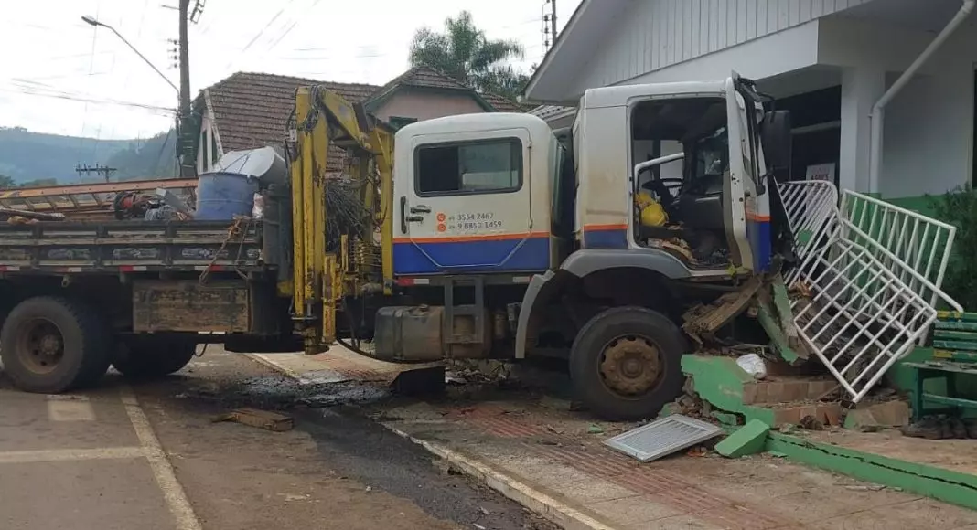 Caminhão invade posto de saúde e deixa cinco feridos no Oeste de Santa Catarina