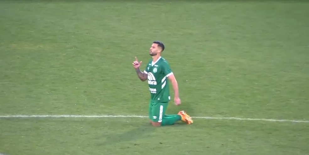 Futebol: Zagueiro da Chape paga promessa em homenagem às vítimas da tragédia de 2016