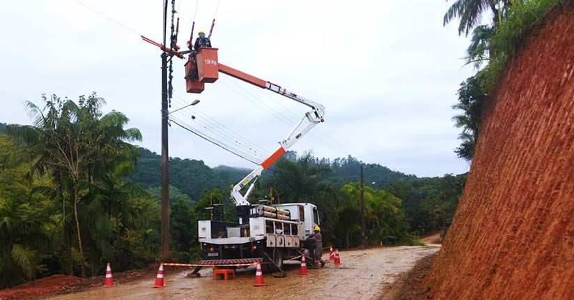 Celesc altera a rede de transmissão na Estrada Pedra de Amolar 