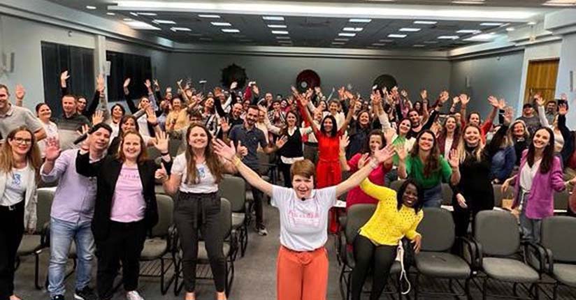 Palestra sobre felicidade inspira e arrecada recursos para ações sociais