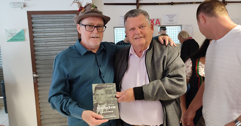 Livro relata a trajetória do Dávio Leu