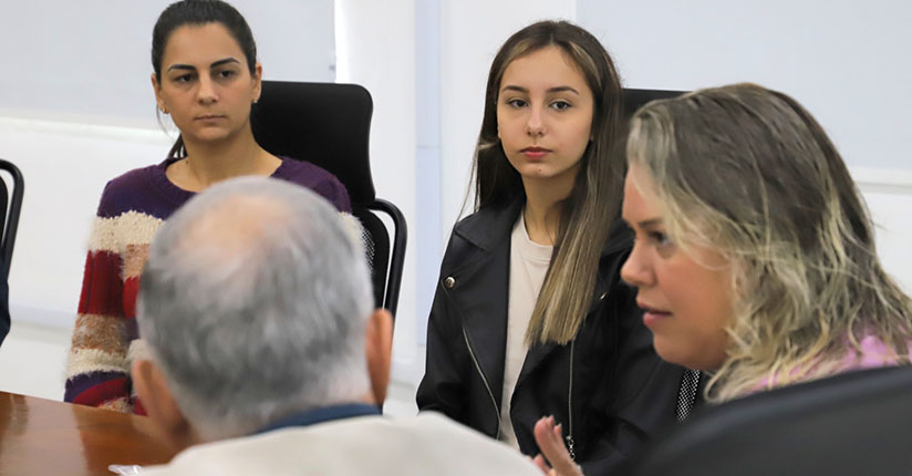 Escolas terão dispensers com absorventes em sanitários femininos