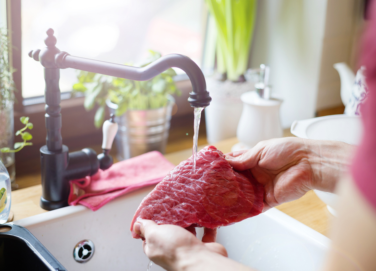 Carne: lavar ou não, antes do preparo?