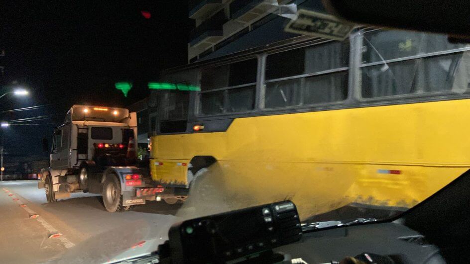 Policial arromba porta de ônibus para deter motorista completamente bêbado em SC