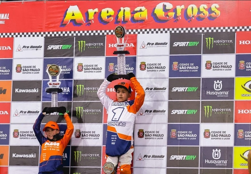 Motocross: Garoto jaraguaense, Zion Berchtold é campeão no Arena Cross Brasil 2023