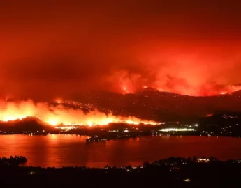Incêndio florestal no Canadá foge do controle e cruza fronteira dos EUA