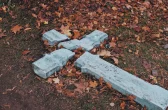 Cruzes de pedra da Era Viking são encontradas após tempestade derrubar parede de igreja (FOTO)