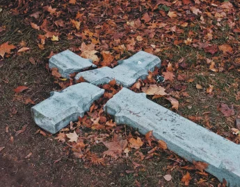 Cruzes de pedra da Era Viking são encontradas após tempestade derrubar parede de igreja (FOTO)