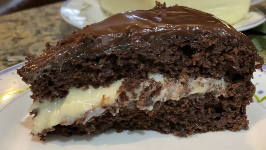 Bolo de chocolate que já sai do forno com recheio de prestígio muito prático e delicioso