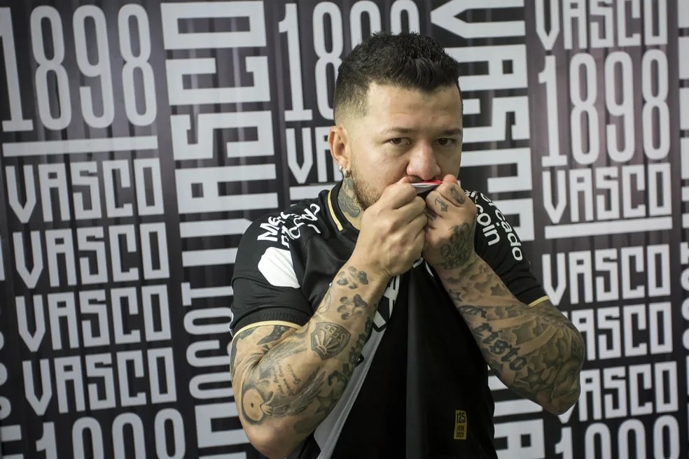 Mercado da Bola: Fantasiado de Almirante, Rossi é anunciado pelo Vasco da Gama