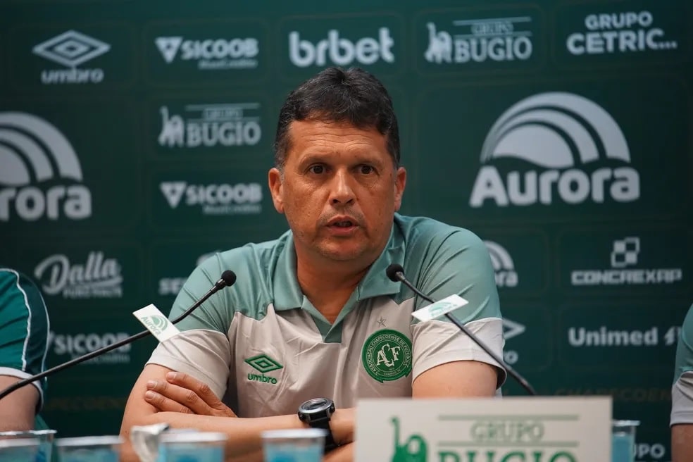 Mercado da Bola: Claudinei Oliveira dá o recado na Chapecoense em entrevista coletiva