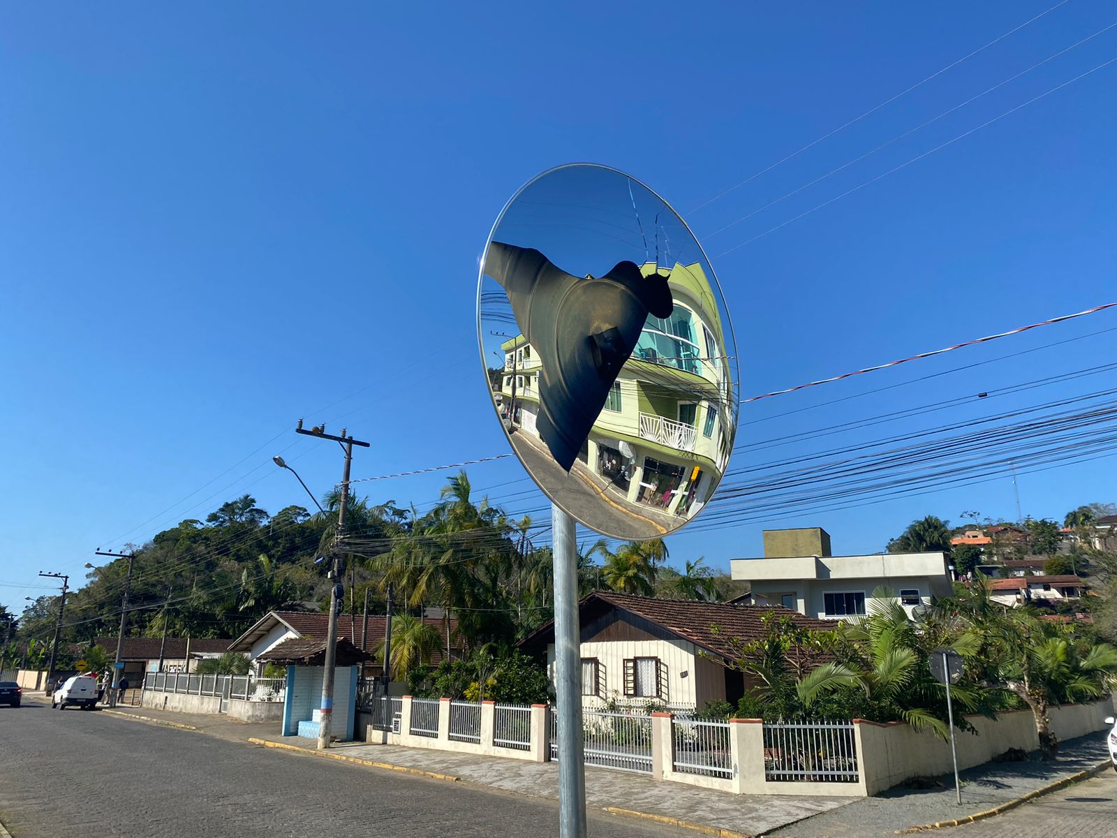 Vândalos quebram espelho utilizado para segurança no trânsito em Guaramirim