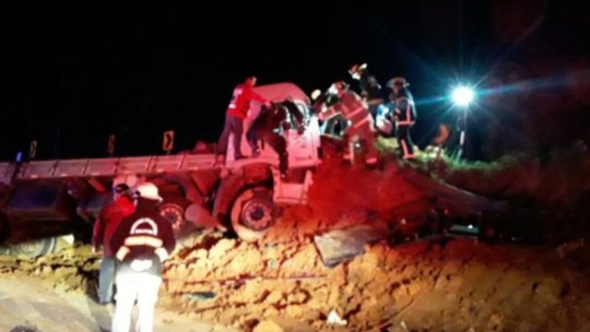 Caminhão bate em barranco na SC-418; motorista não sobrevive